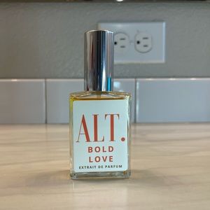 Alt fragrance Bold Love perfume